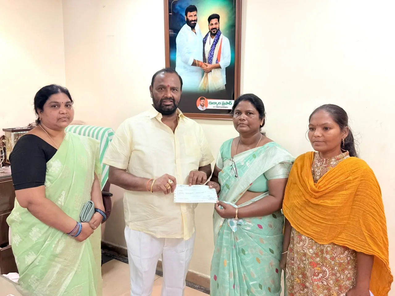 కళ్యాణ లక్ష్మీ చెక్కు అందజేసిన కూన శ్రీనివాస్ గౌడ్