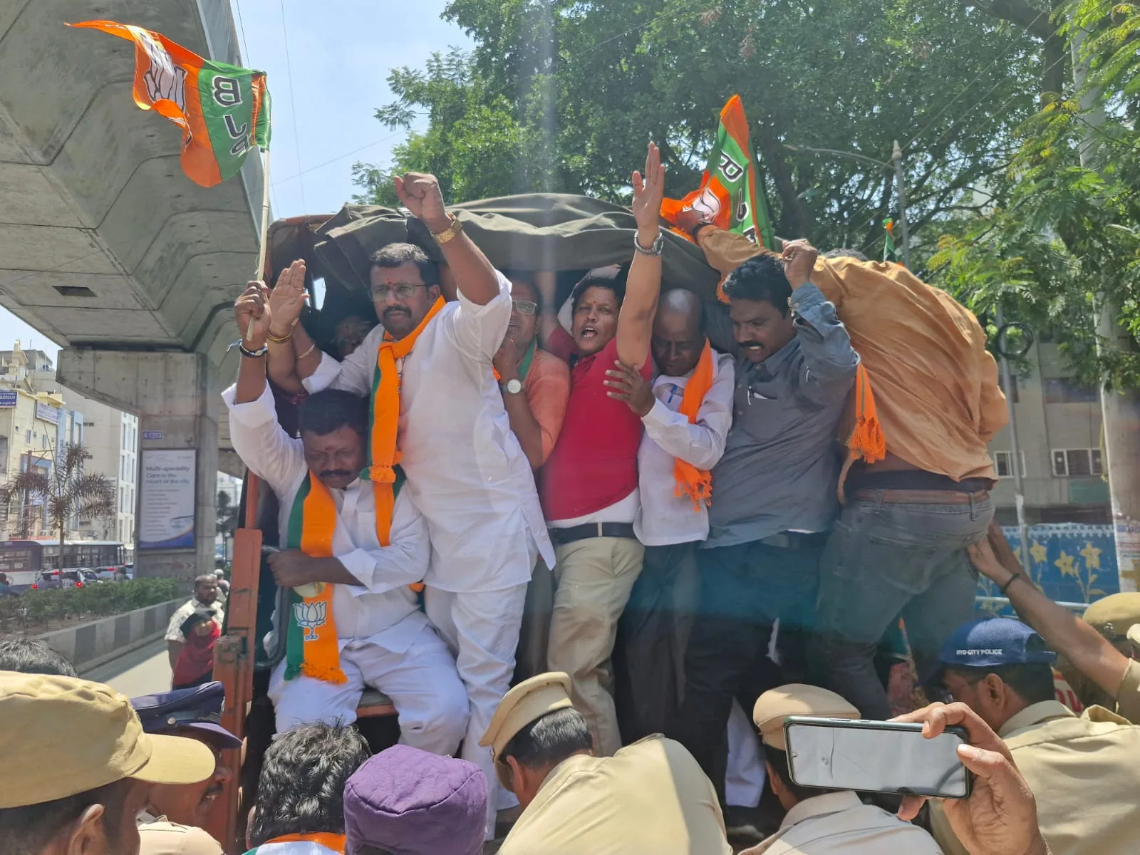 హైదరాబాద్ ఈడీ కార్యాలయాన్ని ముట్టడించిన బీజేపీ ఎస్సీ మోర్చా నాయకులు