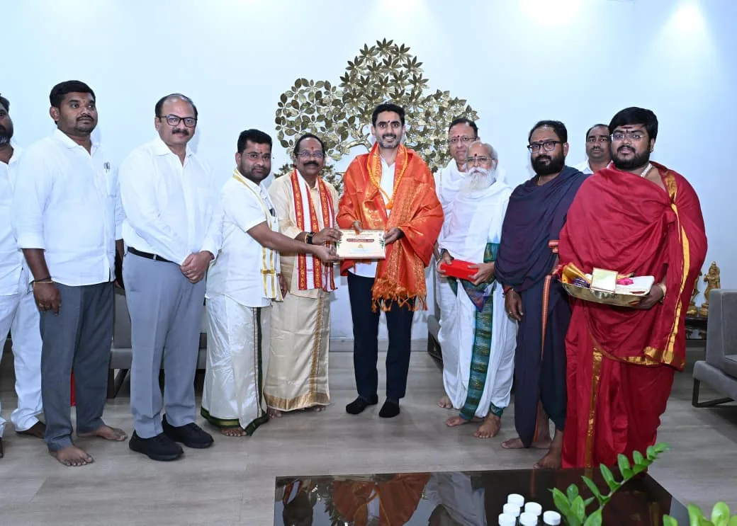 దసరా ఉత్సవాలకురాష్ట్ర మంత్రి లోకేష్ బాబుకు ఆహ్వానం