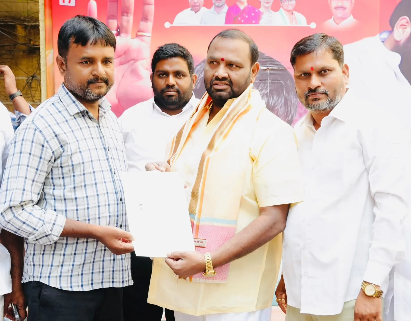 లబ్ధిదారులకు మూడు లక్షల రూపాయల సీఎంఆర్ఎఫ్ చెక్కులు పంపిణీ