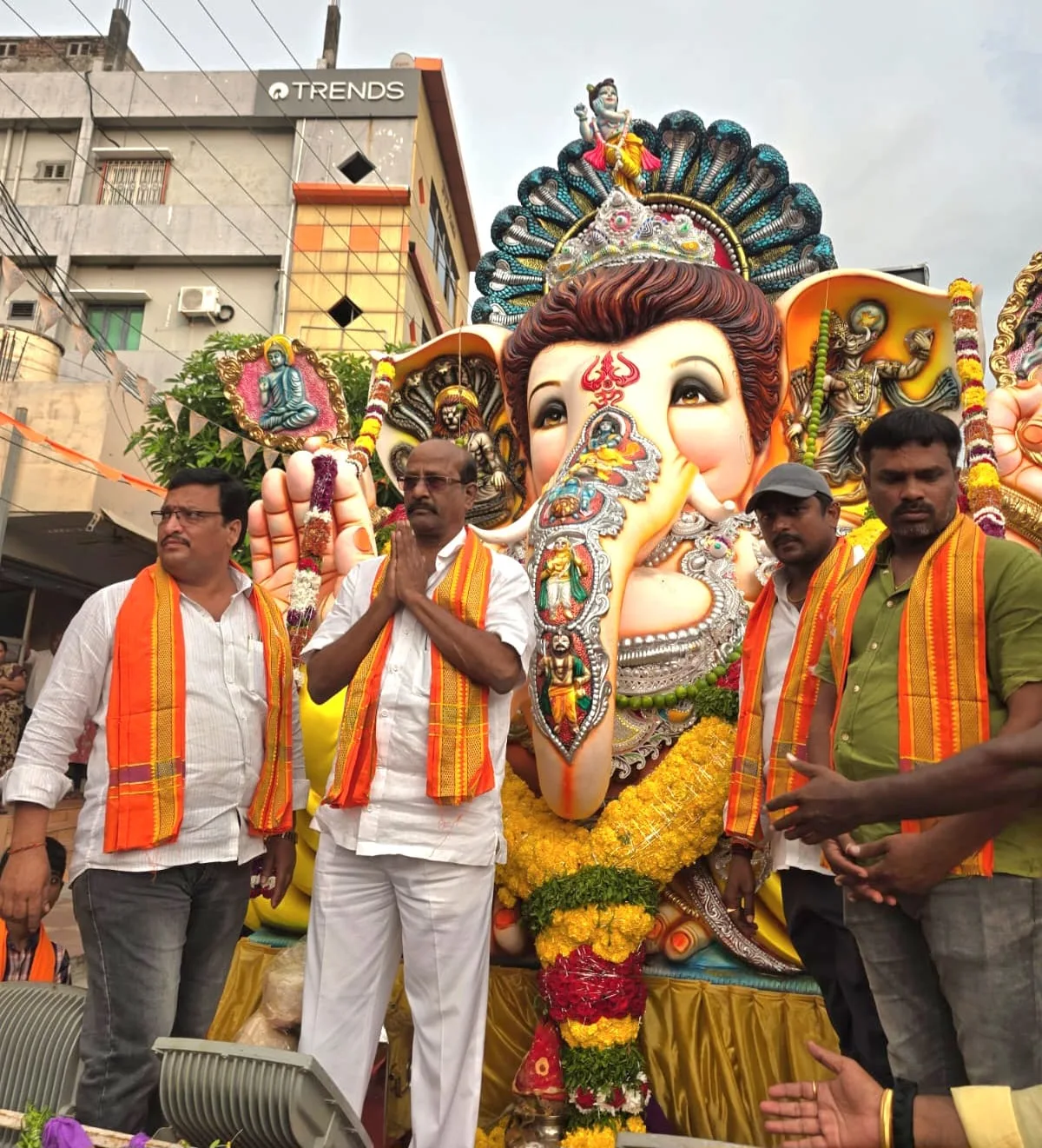 యువత భక్తితో పాటు క్రమశిక్షణ కూడా అలవర్చుకోవాలి :: మాజీ ఎమ్మెల్సీ వై వి బి రాజేంద్రప్రసాద్ .