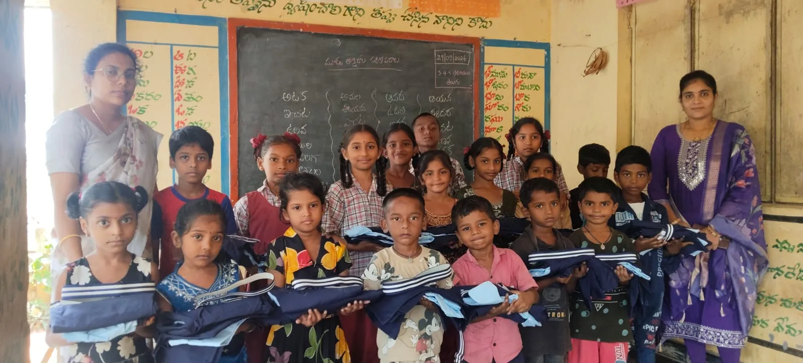 ఎం పి పి ఎస్ పాఠశాలలో ఏకరూప దుస్తుల పంపిణీ.