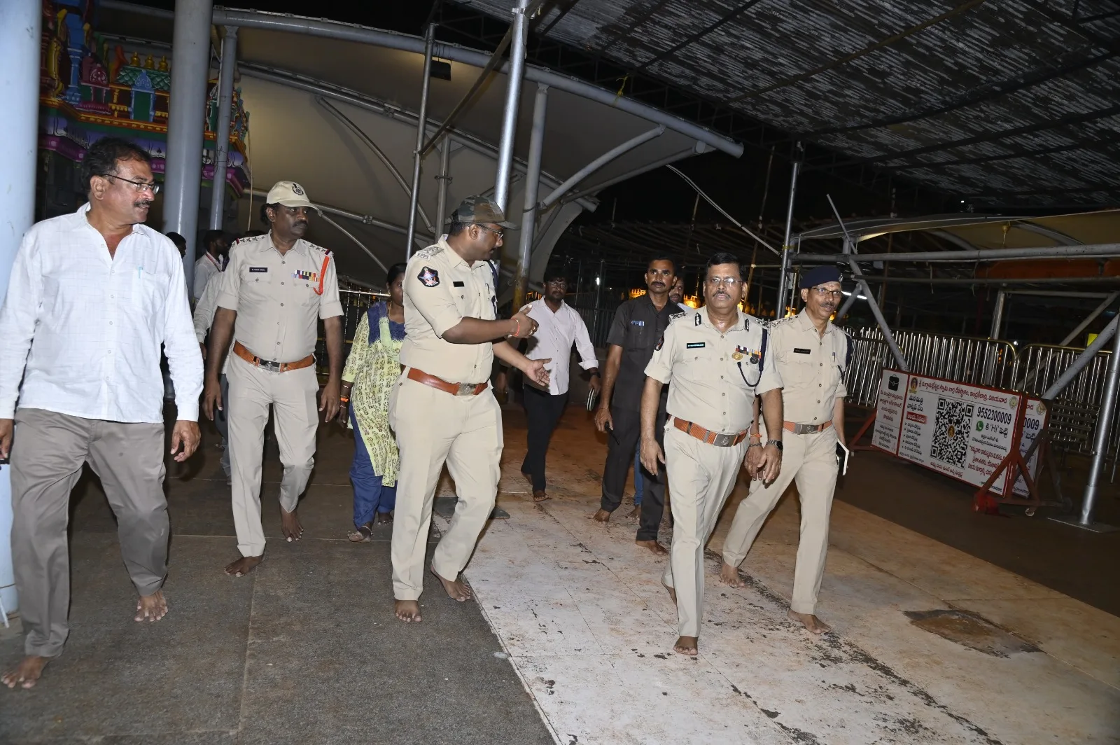 ఇంద్రకీలాద్రి క్షేత్ర క్యూలైన్లు పరిశీలన చేసినపోలీస్ కమిషనర్ రాజశేఖర్ బాబు